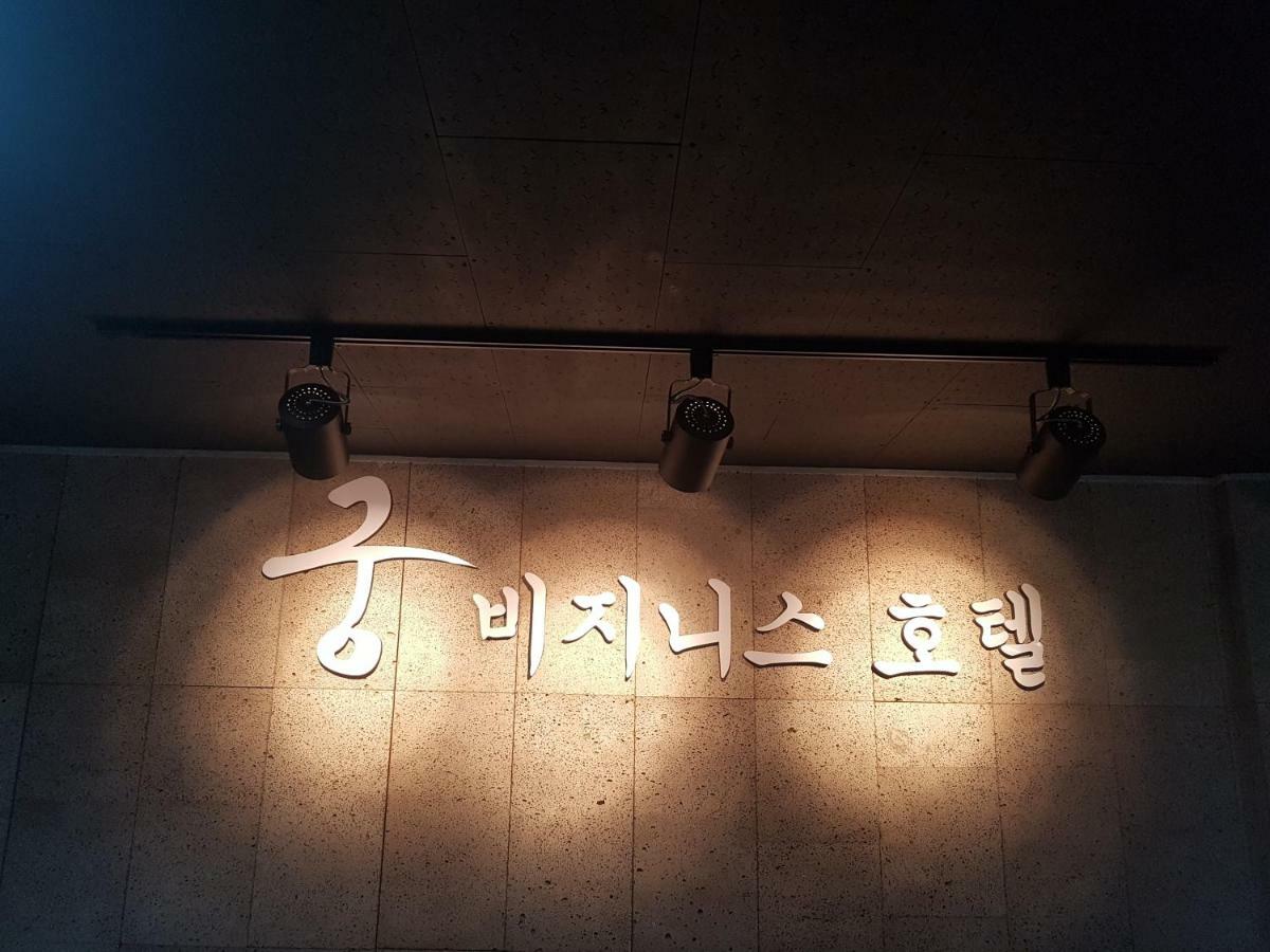 Gung Hotel Jeonju Bagian luar foto